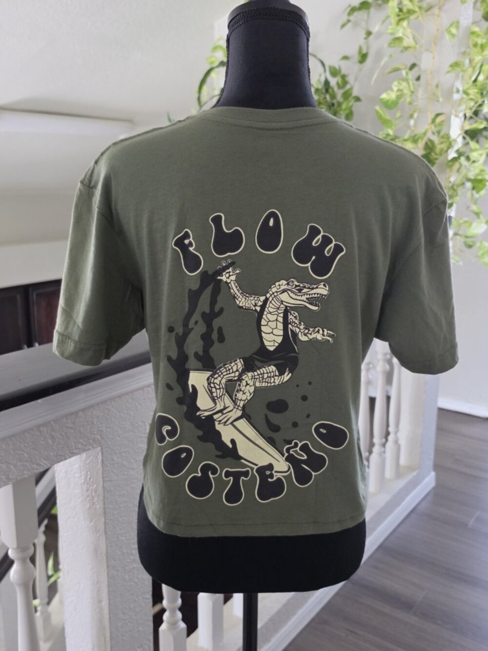 Punta Happy Women's Size S Green Cotton Knit Alligator Graphic Crew Neck Tee - Picture 3 of 7